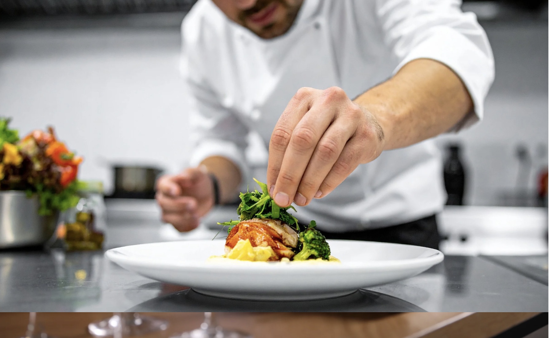 Chef de Cocina y Cava emplatando con precisión