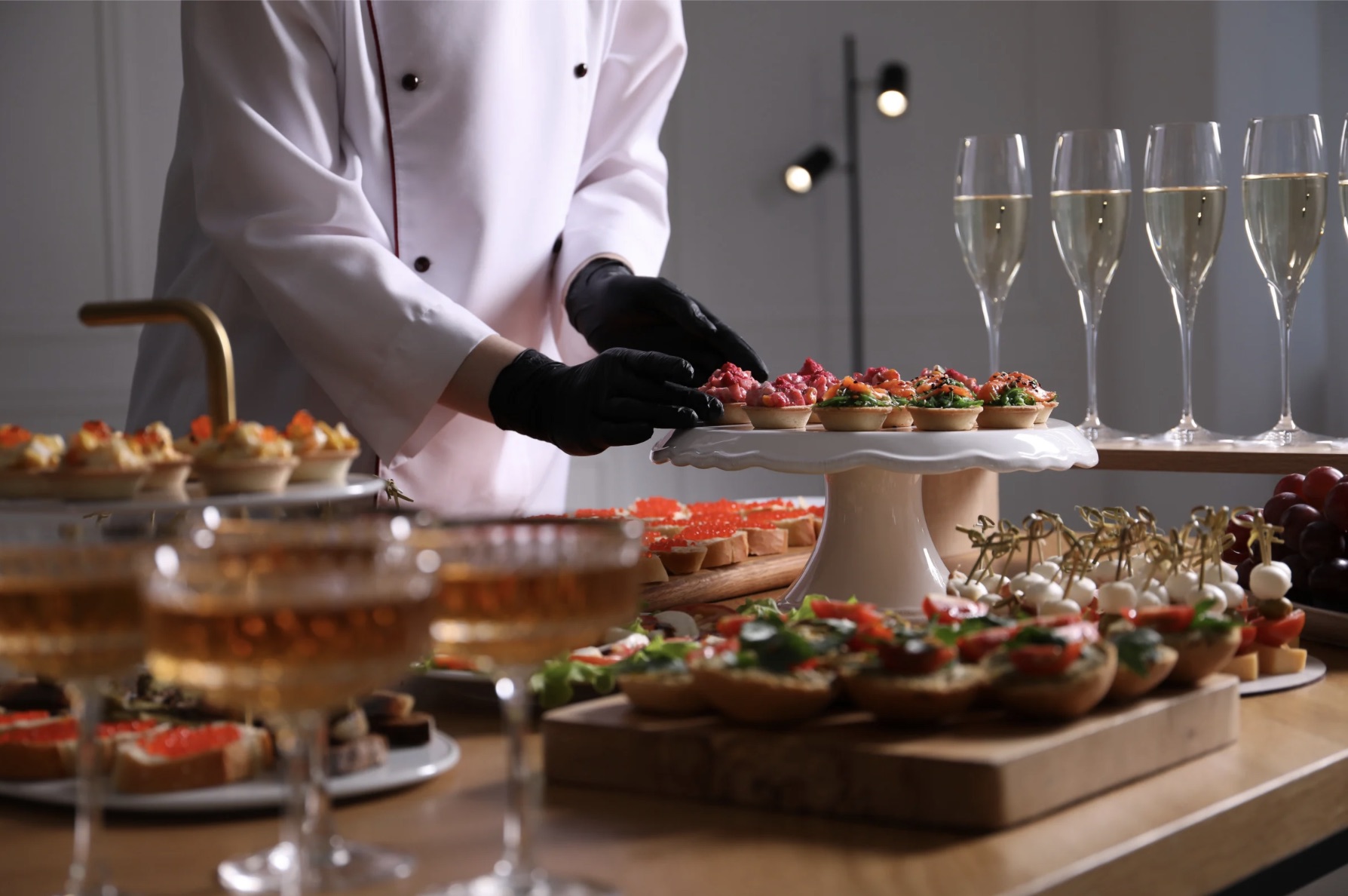 Servicio de canapés y copas en evento Cocina y Cava